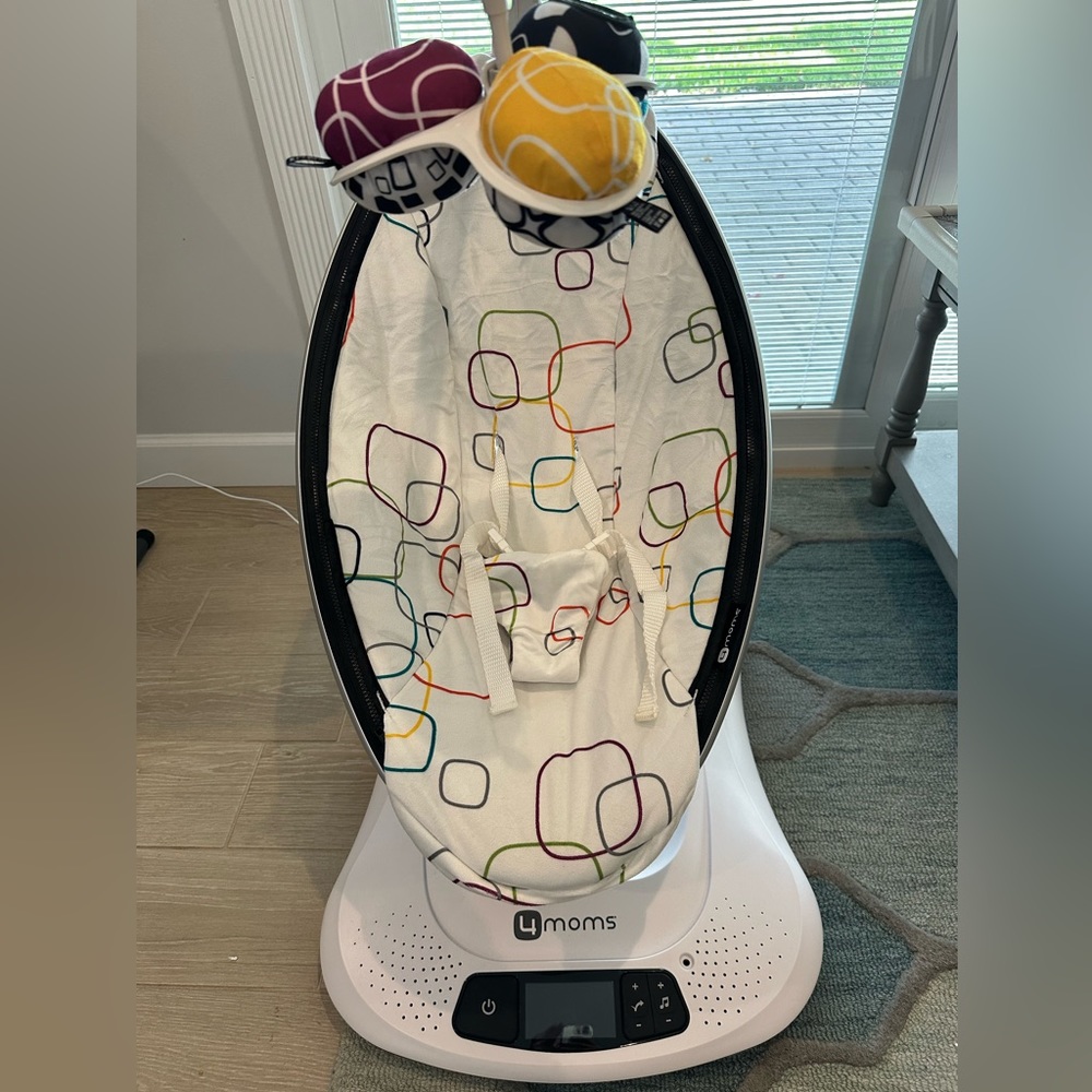4Moms Mamaroo in mint condition. Original box included.